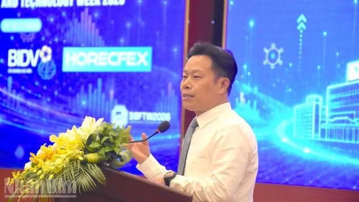 Giáo sư, Tiến sĩ Lê Quân, Thứ trưởng Giáo dục và Đào tạo phát biểu tại hội thảo.