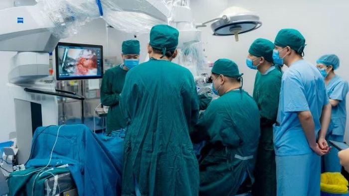 Các bác sĩ đang thực hiện ca phẫu thuật.