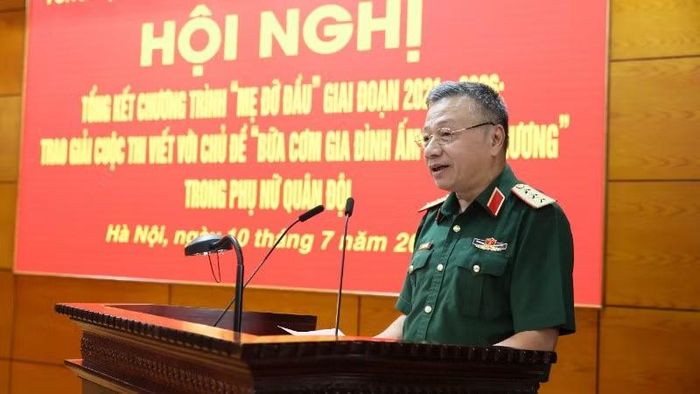 Thượng tướng Lê Quang Minh, Phó Chủ nhiệm Tổng cục Chính trị Quân đội nhân dân Việt Nam, phát biểu tại hội nghị.