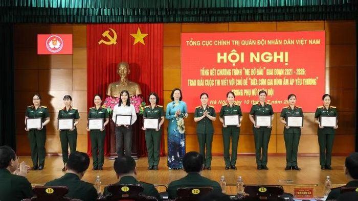 Vinh danh các tác giả đoạt giải trong Cuộc thi viết “Bữa cơm gia đình ấm áp yêu thương”.