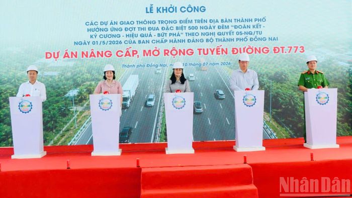 Lãnh đạo thành phố Đồng Nai và các đại biểu thực hiện nghi thức khởi công dự án nâng cấp, mở rộng đường ĐT 773.