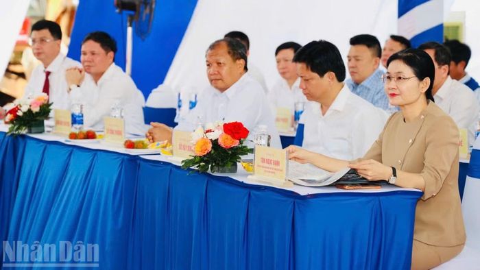 Đồng chí Tôn Ngọc Hạnh, Ủy viên Trung ương Đảng, Phó Bí thư Thường trực Thành ủy, Chủ tịch Hội đồng nhân dân thành phố Đồng Nai cùng các đại biểu dự lễ khởi công xây dựng đường ĐT 770B.