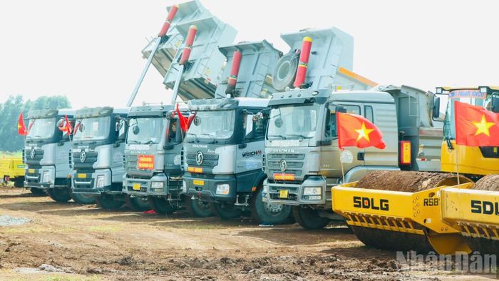 Máy móc được tập kết để thi công ngay sau khi khởi công tại dự án đầu tư nâng cấp, mở rộng đường ĐT 773.