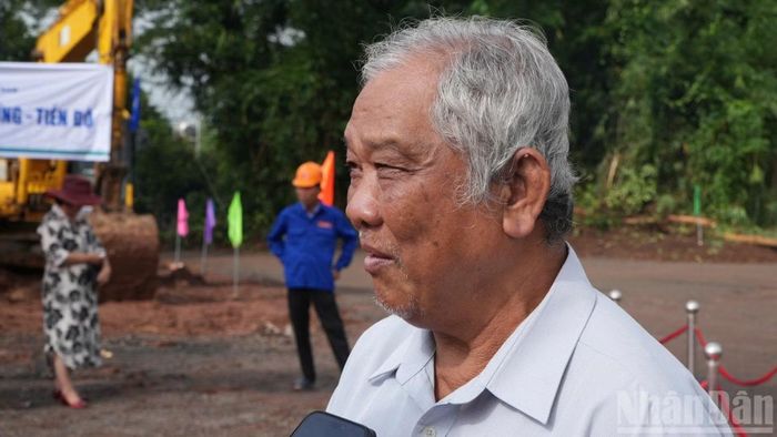 Ông Đoàn Xuân Huyện, khu phố Suối Tre, phường Bình Lộc phấn khởi khi tuyến đường ĐT 770B được xây dựng.