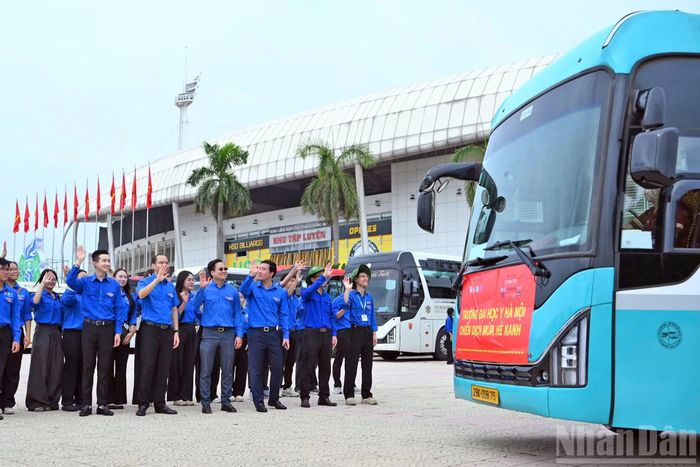 Bí thư Đoàn Thanh niên, Chủ tịch Hội Sinh viên thành phố Hà Nội Nguyễn Tiến Hưng cho biết: Chiến dịch tình nguyện "Mùa hè xanh" năm 2026 của tuổi trẻ Thủ đô có phương châm "Xung kích-Sáng tạo-An toàn-Hiệu quả-Bền vững", tiếp nối truyền thống "Ba sẵn sàng" của các thế hệ cha anh, đồng thời bám sát yêu cầu phát triển của Thủ đô cũng như đất nước.