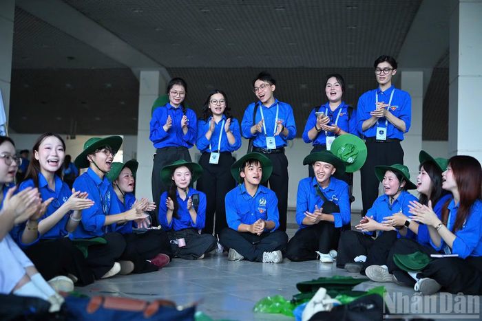 Sáng 10/7, thời tiết Hà Nội có mưa lớn. Tuy nhiên, các tình nguyện viên vẫn có mặt từ rất sớm tại sân Mỹ Đình. Các bạn trẻ đã tranh thủ làm quen, giao lưu văn nghệ trong không khí đầy hào hứng. Nhiều tình nguyện viên cho biết, Chiến dịch "Mùa hè xanh" nhiều năm nay luôn là môi trường trải nghiệm ý nghĩa, nơi sinh viên có cơ hội rèn luyện, trưởng thành, vun đắp ý chí cống hiến, tạo nên những giá trị nhân văn hướng về cộng đồng.