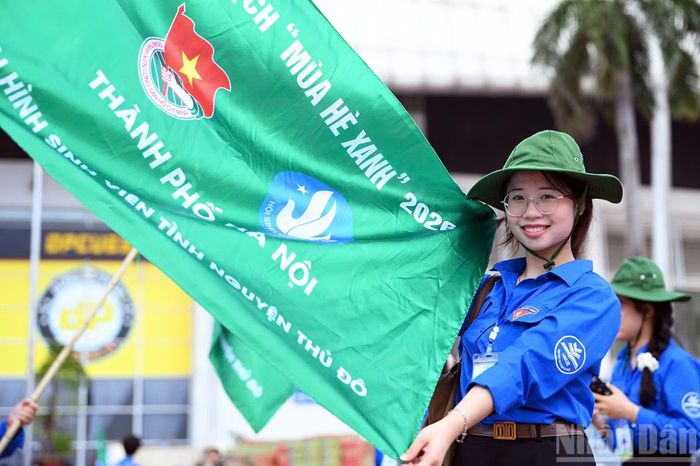 Các bạn trẻ không chỉ ứng dụng công nghệ số trong công tác tình nguyện, mà còn góp phần nâng cao năng lực số cho cộng đồng thông qua hàng loạt hoạt động hỗ trợ thực tiễn tại địa phương. Đặc biệt, một trong những nội dung trọng tâm của chiến dịch năm nay là việc hỗ trợ vận hành mô hình chính quyền địa phương 2 cấp.
