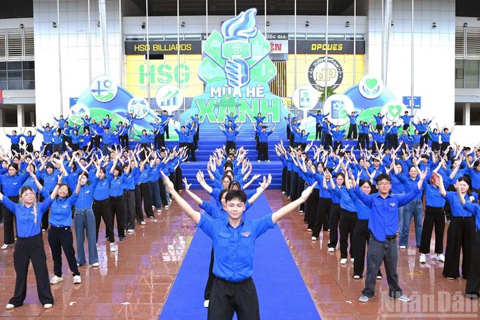 Năm nay, lần đầu tiên Chiến dịch tình nguyện "Mùa hè xanh" của tuổi trẻ Thủ đô có ca khúc chính thức. Đó là nhạc phẩm "Ngọn lửa mùa hè xanh" do 2 nhạc sĩ Việt Anh và Bảo An sáng tác. Với giai điệu trẻ trung, hào hùng cùng ca từ giàu cảm xúc, ca khúc đã khắc họa hình ảnh tuổi trẻ Thủ đô đầy nhiệt huyết, sẵn sàng cống hiến, xung kích vì cộng đồng và lan tỏa những giá trị nhân văn đến mọi miền Tổ quốc.