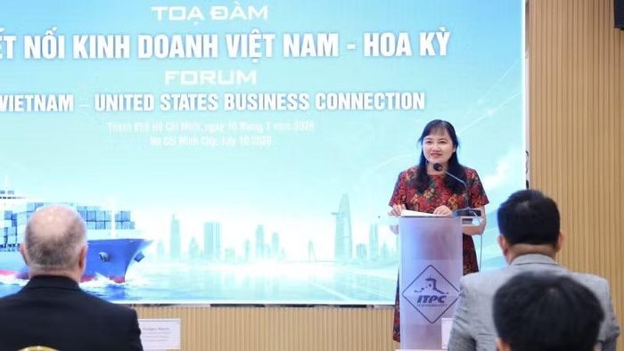 Bà Cao Thị Phi Vân, Phó Giám đốc Trung tâm Xúc tiến thương mại và đầu tư Thành phố Hồ Chí Minh phát biểu tại tọa đàm.