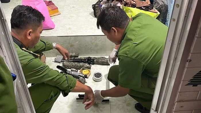 Công an khám xét nơi ở của bị can.