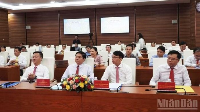 Lãnh đạo tỉnh Khánh Hòa, lãnh đạo Tổng Công ty Bưu điện Việt Nam cùng đại diện các sở, ban, ngành, địa phương dự lễ ký kết thỏa thuận hợp tác.