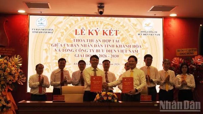 Lãnh đạo Ủy ban nhân dân tỉnh Khánh Hòa cùng lãnh đạo Tổng Công ty Bưu điện Việt Nam chúc mừng lễ ký kết thỏa thuận hợp tác thành công.