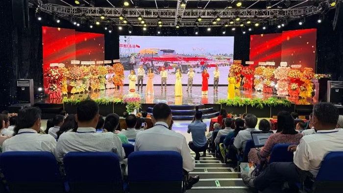 Các nhà báo biểu diễn văn nghệ.