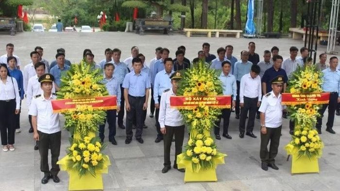 Đoàn công tác của Bộ Xây dựng dâng hương tại Nghĩa trang Liệt sĩ Quốc gia Trường Sơn. (Ảnh: Duy Lợi)