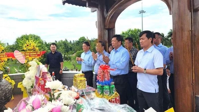 Đoàn công tác của Bộ Xây dựng dâng hương tại Khu di tích quốc gia đặc biệt Thành cổ Quảng Trị. (Ảnh: Duy Lợi)