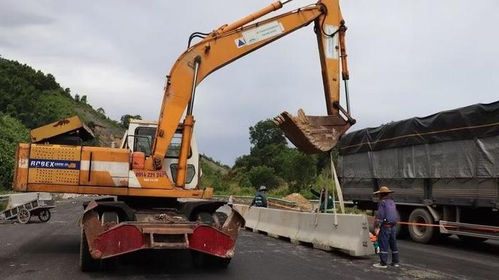 Thi công tại dự án mở rộng cao tốc bắc-nam phía đông, La Sơn-Hòa Liên. (Ảnh: Lan Hương)