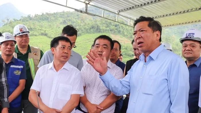Bộ trưởng Xây dựng Trần Hồng Minh thị sát tại dự án mở rộng cao tốc bắc-nam phía đông, La Sơn-Hòa Liên. (Ảnh: Lan Hương)