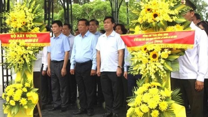 Đoàn công tác của Bộ Xây dựng dâng hương tại Nghĩa trang Liệt sĩ Quốc gia Đường 9. (Ảnh: Duy Lợi)