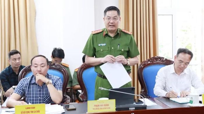 Đại diện chủ đầu tư báo cáo tình hình thực hiện tại các dự án xây dựng trường liên cấp.