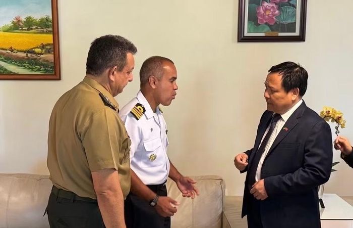  Đại sứ Bùi Văn Nghị trao đổi với các đại biểu tham dự bên lề sự kiện. (Ảnh: Đại sứ quán Việt Nam tại Brazil cung cấp) 