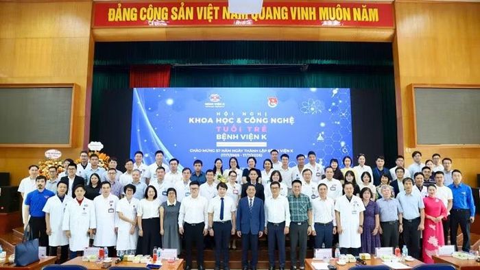 Các đại biểu chụp ảnh lưu niệm tại hội nghị.