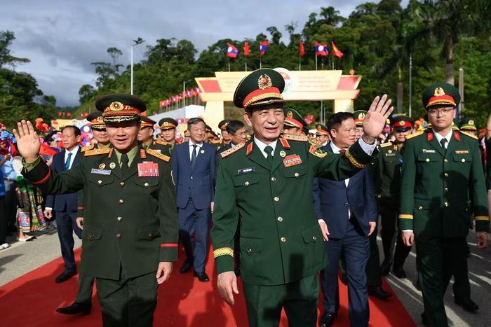Đại tướng Phan Văn Giang và Đại tướng Khamliang Outhakaysone tại Cửa khẩu Thanh Thủy.