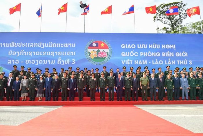 Đại tướng Phan Văn Giang và Đại tướng Khamliang Outhakaysone cùng các đại biểu hai đoàn tại Cửa khẩu Thanh Thủy.