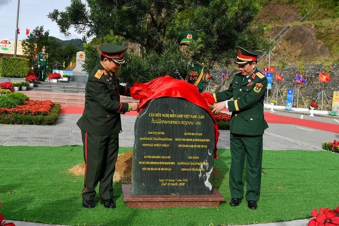 Hai đồng chí Phó Thủ tướng, Bộ trưởng Quốc phòng Việt Nam-Lào trồng cây hữu nghị tại khuôn viên Cột mốc 460.