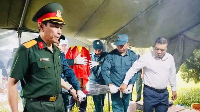  Việc lấy mẫu xác định danh tính liệt sĩ tại các nghĩa trang trên địa bàn tỉnh Quảng Ninh được tổ chức trang nghiêm và đúng quy trình kỹ thuật. 