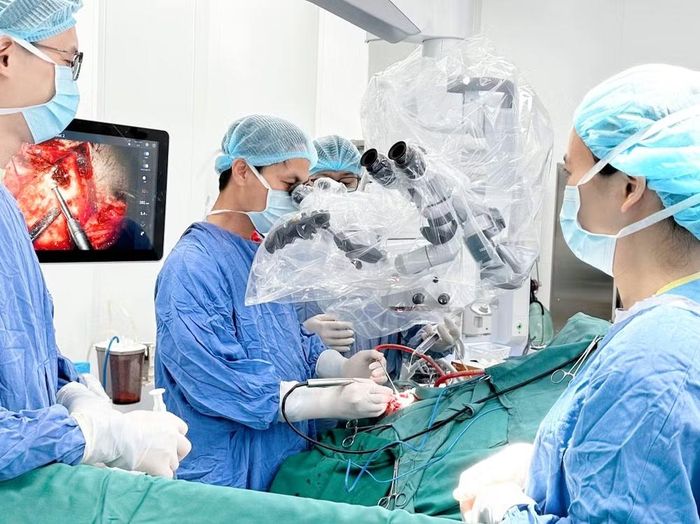 Tiến sĩ, bác sĩ Nguyễn Thanh Xuân thực hiện phẫu thuật cho người bệnh.
