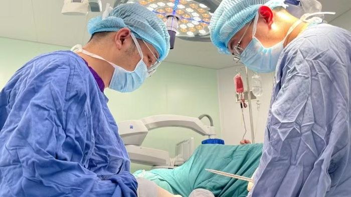 Tiến sĩ, bác sĩ Lưu Danh Huy, Phó Trưởng Khoa Phẫu thuật Chi trên và Y học thể thao, Bệnh viện Hữu nghị Việt Đức kiêm nhiệm Phụ trách quản lý, điều hành Trung tâm Chấn thương chỉnh hình và Y học thể thao cơ sở Ninh Bình phẫu thuật cho người bệnh.