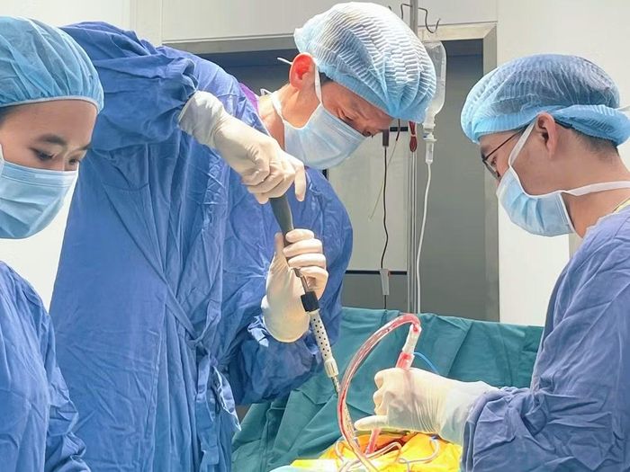 Thạc sĩ, bác sĩ Trần Đình Toản, Trung tâm Phẫu thuật Cột sống phẫu thuật cho người bệnh.