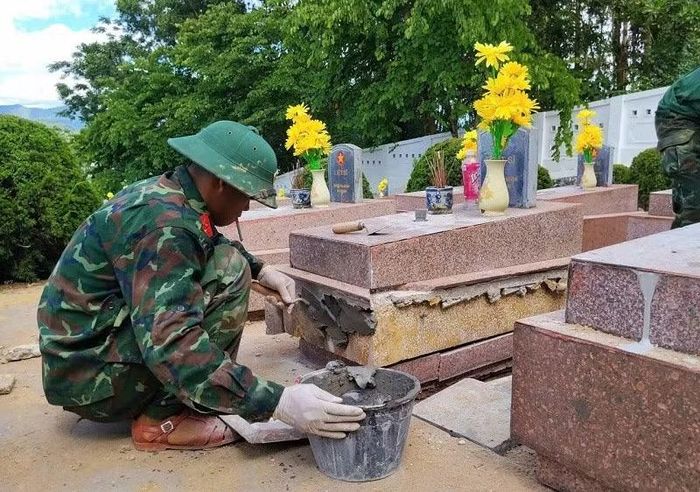 Ngay sau khi lấy mẫu, cán bộ, chiến sĩ lại tỉ mẩn thực hiện việc hoàn nguyên trên từng phần mộ.