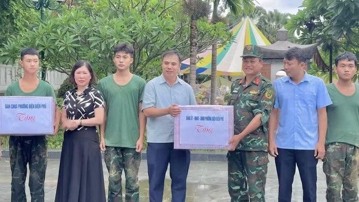 Đồng chí Nguyễn Quang Hưng, Ủy viên Ban Thường vụ Tỉnh ủy, Bí thư Đảng ủy, Chủ tịch Hội đồng nhân dân phường Điện Biên Phủ trao quà, động viên lực lượng lấy mẫu tại Nghĩa trang liệt sĩ Him Lam.