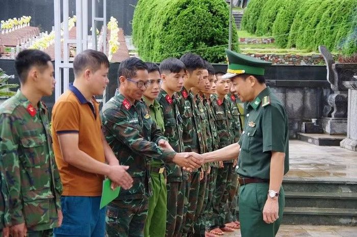 Đại tá Lê Đức Nghĩa, Phó Chính ủy Ban Chỉ huy Bộ đội biên phòng tỉnh Điện Biên thăm, động viên cán bộ, chiến sĩ các lực lượng lấy mẫu tại Nghĩa trang liệt sĩ Tông Khao.