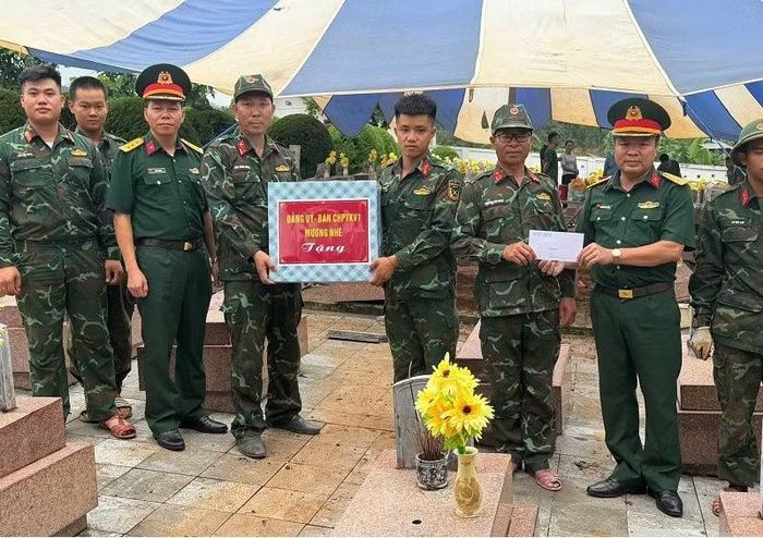 Lãnh đạo Ban Chỉ huy phòng thủ khu vực 1 Mường Nhé thăm, động viên lực lượng lấy mẫu.