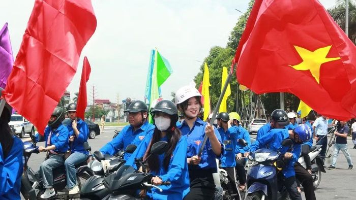 Các bạn thanh niên diễu hành hưởng ứng mít-tinh Ngày Dân số thế giới 2026.
