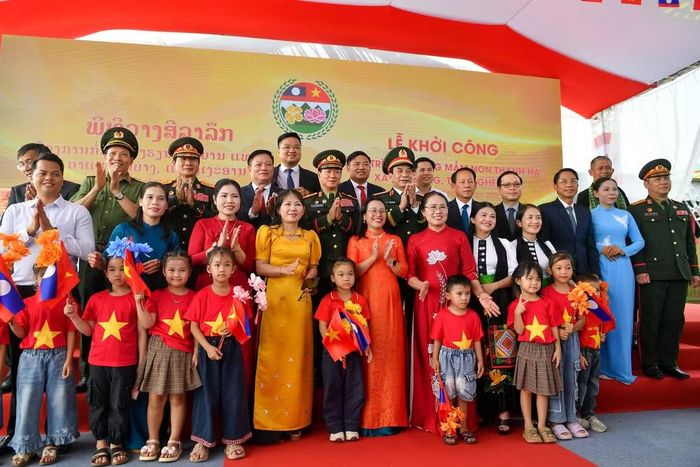 Đại tướng Phan Văn Giang và Đại tướng Khamliang Outhakaysone và các đại biểu tại Lễ khởi công Trường mầm non Thanh Hà.