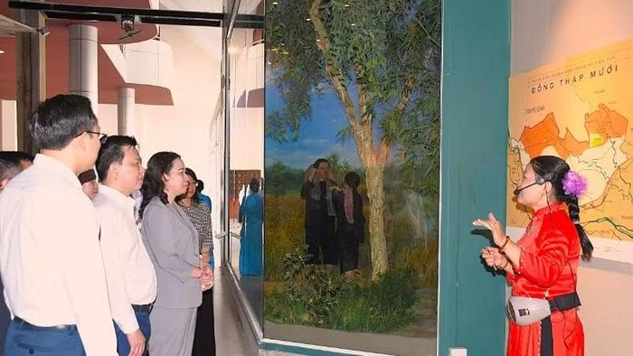 Đoàn công tác đã nghe giới thiệu về lịch sử hình thành và những giá trị tiêu biểu của Khu di tích lịch sử cách mạng Bình Thành.