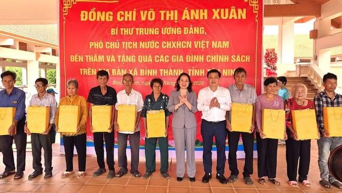 Phó Chủ tịch nước Võ Thị Ánh Xuân và Phó Bí thư Tỉnh ủy, Chủ tịch Ủy ban Mặt trận Tổ quốc Việt Nam tỉnh Tây Ninh trao phần quà tặng các gia đình chính sách, người có công với cách mạng trên địa bàn xã Bình Thành.