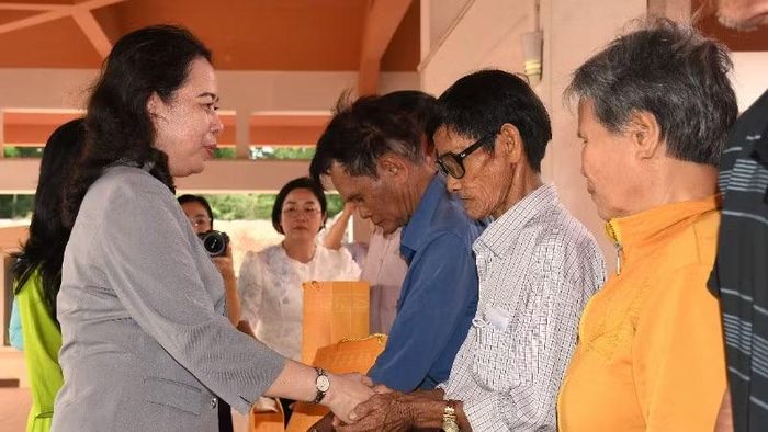 Phó Chủ tịch nước Võ Thị Ánh Xuân trao phần quà tặng các gia đình chính sách, người có công với cách mạng trên địa bàn xã Bình Thành.