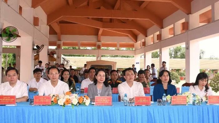 Phó Chủ tịch nước Võ Thị Ánh Xuân cùng đoàn công tác Văn phòng Chủ tịch nước và lãnh đạo tỉnh Tây Ninh dự chương trình trao quà.