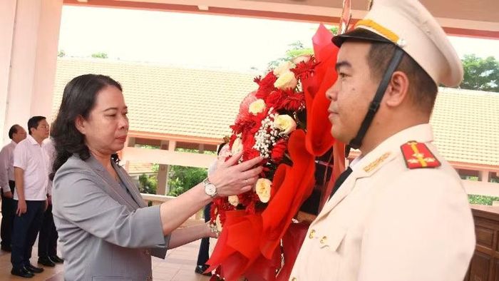 Phó Chủ tịch nước Võ Thị Ánh Xuân dâng hoa, dâng hương tưởng niệm các Anh hùng liệt sĩ tại Khu di tích lịch sử cách mạng Bình Thành.