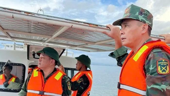 Đại tá Nguyễn Ngọc Sơn, Phó Chỉ huy trưởng Bộ Chỉ huy Quân sự tỉnh Quảng Ninh (ngoài cùng bên phải) trực tiếp chỉ huy công tác tìm kiếm cứu nạn tại hiện trường.