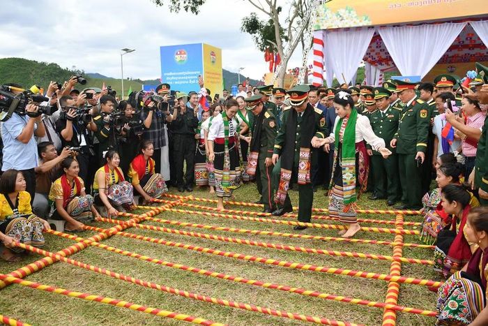Đại tướng Phan Văn Giang và Đại tướng Khamliang Outhakaysone tham gia các trò chơi truyền thống và giao lưu với người dân biên giới.