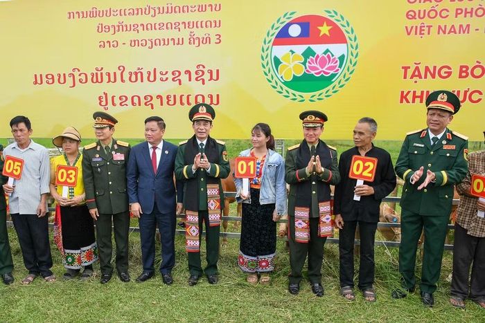 Các đại biểu trao bò giống tặng bà con nhân dân có hoàn cảnh khó khăn của hai xã biên giới Kim Bảng và Sơn Lâm (Nghệ An).