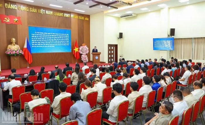 Quang cảnh buổi Gặp gỡ hữu nghị nhân kỷ niệm 50 năm thiết lập quan hệ ngoại giao Việt Nam-Philippines.