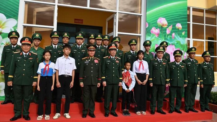 Đại tướng Phan Văn Giang và Đại tướng Khamliang Outhakaysone, các đại biểu, các em học sinh cùng cán bộ, chiến sĩ Đồn Biên phòng Cửa khẩu Thanh Thủy chụp ảnh lưu niệm.