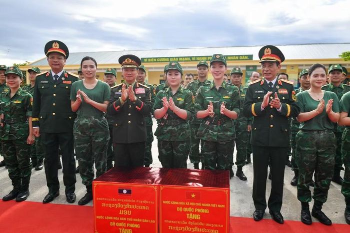 Đại tướng Phan Văn Giang và Đại tướng Khamliang Outhakaysone trao quà tặng lực lượng trình diễn võ thuật.