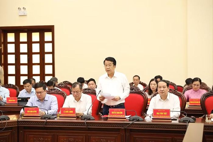 Đồng chí Chủ tịch Ủy ban nhân dân tỉnh Ninh Bình báo cáo tóm tắt tình hình phát triển kinh tế xã hội của tỉnh.